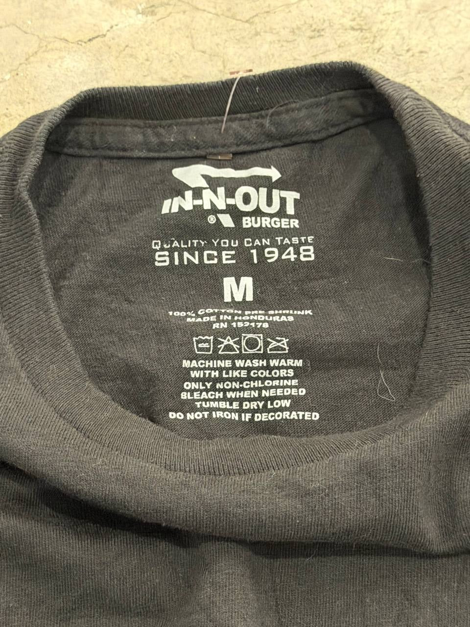 In-N-Out Burger graphic t-shirt California black size M