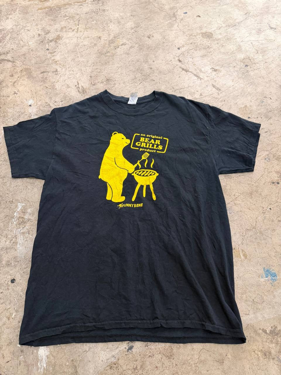 Gildan Graphic T-Shirt Bear Grills Black Size L