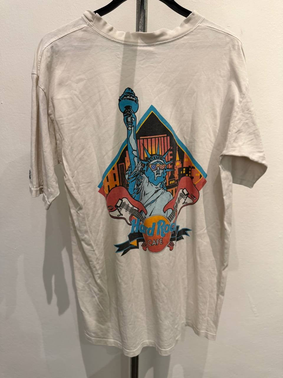 Hard Rock Cafe graphic t-shirt featuring Statue of Liberty design off white L
