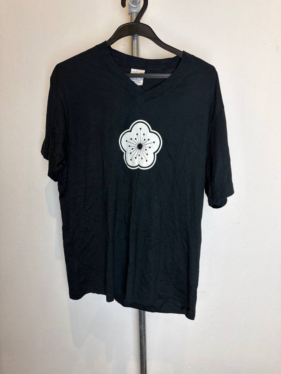 Oasis graphic t-shirt black with flower design M