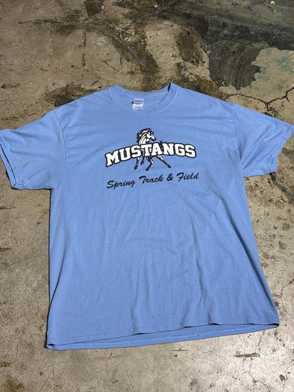 Port & Co graphic t-shirt Mustangs Spring Track & Field light blue XL