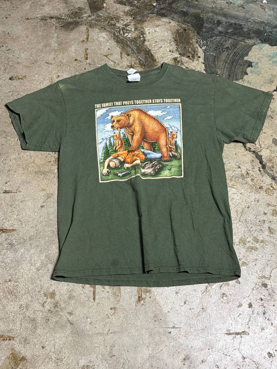 Port & Co graphic t-shirt bear graphic green L